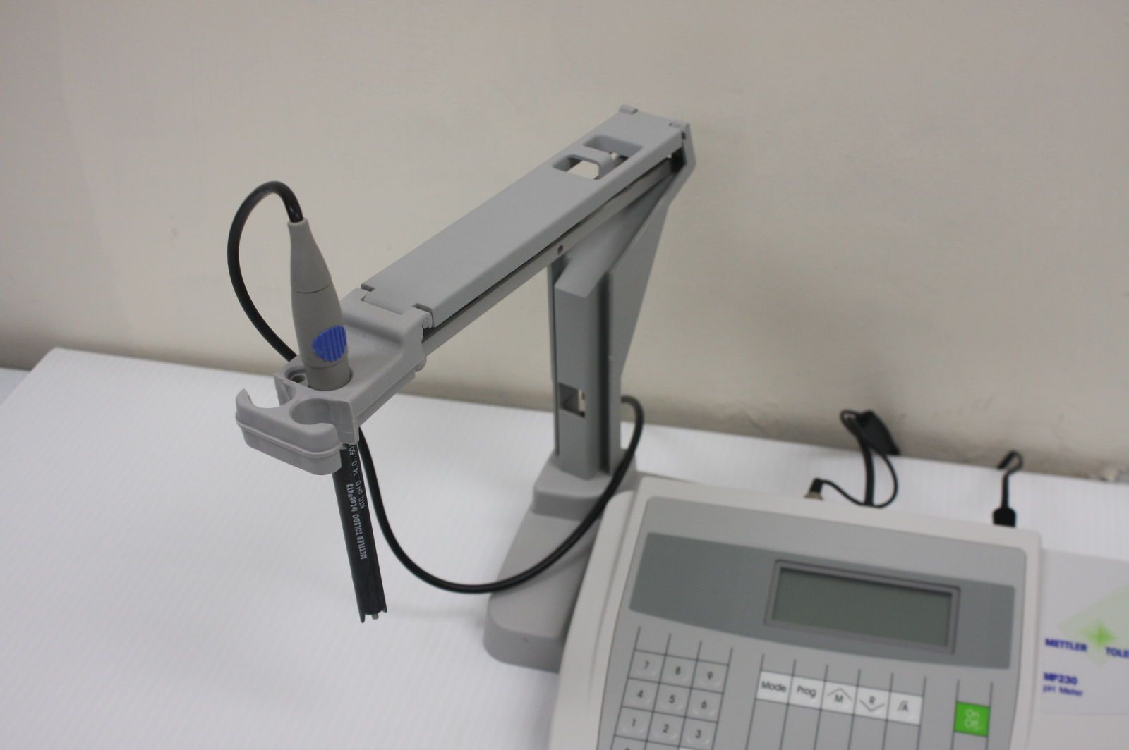 Mettler Toledo MP230 pH meter with Probe. GLP Research pH/mV/°C Meter