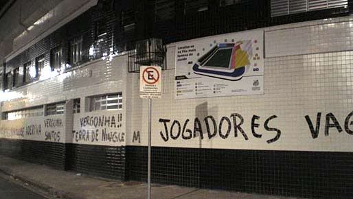 Adeptos do Santos picharam muros do estádio da Vila Belmiro