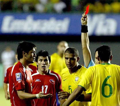 Brasil teve Felipe Melo (5) expulso