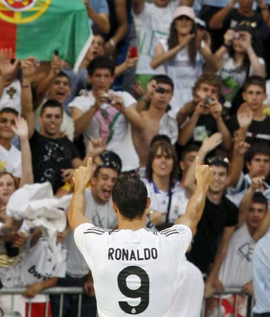 Cristiano Ronaldo sauda Portugueses presentes no Santiago Bernabeu