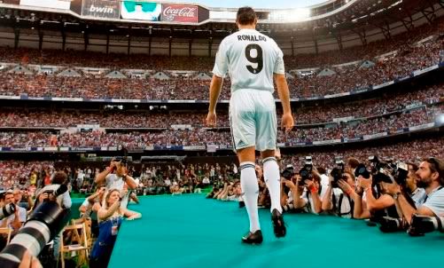 Cristiano Ronaldo passeia no seu novo estadio