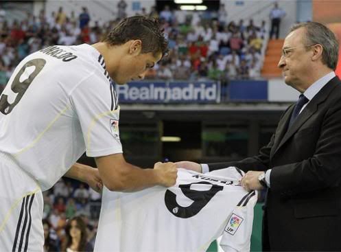 Cristiano Ronaldo oferece camisola a Florentino Perez