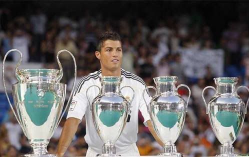 Cristiano Ronaldo com os trofeus merengues