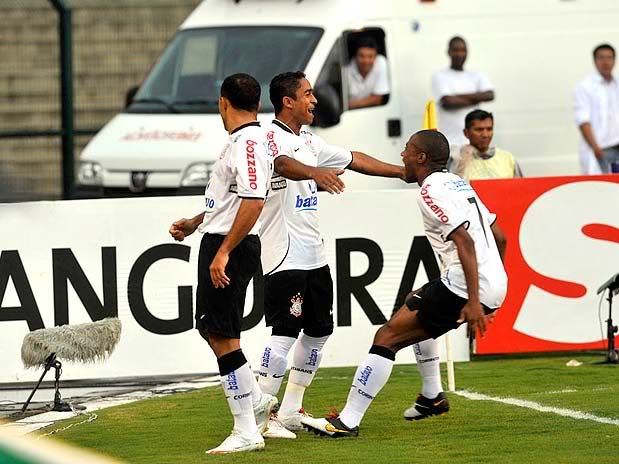Jorge Henrique (centro) põe velocidade no ataque do Corinthians