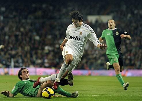 Kaká ajudou Real a vencer Racing e chegar à liderança