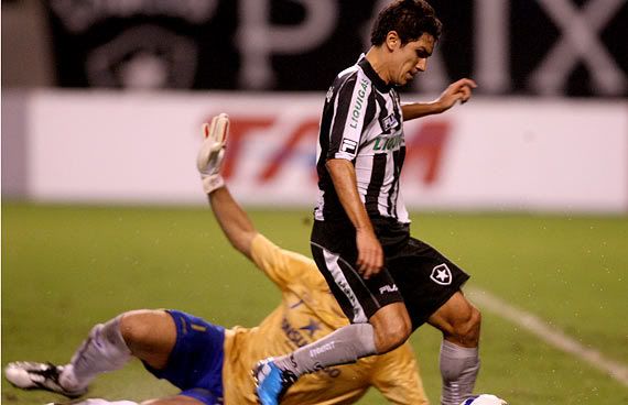 Lúcio Flávio passou por Fábio e marcou para o Botafogo