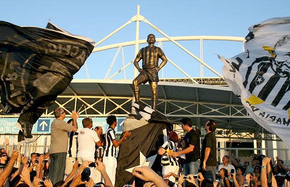 Nilton Santos, ídolo do Botafogo, ganhou estátua no Engenhão. Em campo, time perdeu