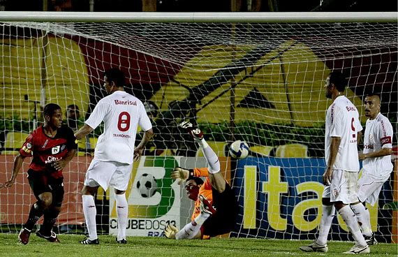 Sem marcação, Uelliton marcou o primeiro do Vitória