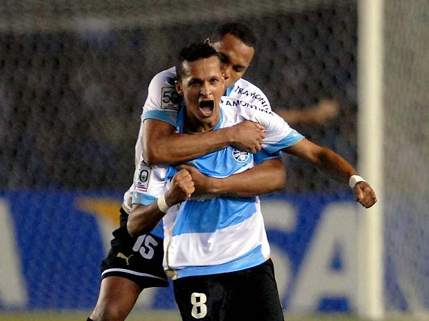 Souza (8) manteve o Grêmio vivo