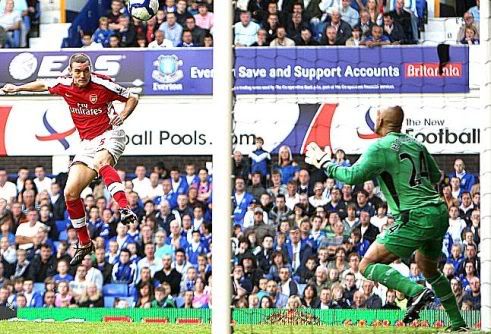 Vermaelen fazia de cabeça um dos 6 golos do Arsenal no campo do Everton