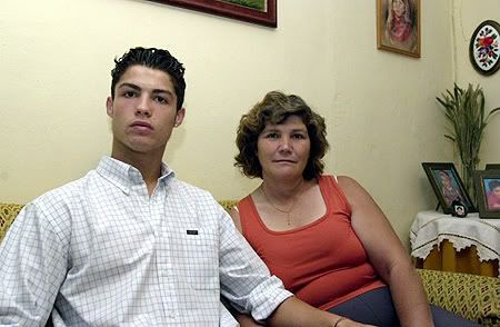 Ronaldo e a sua mãe - aqui com 16 anos