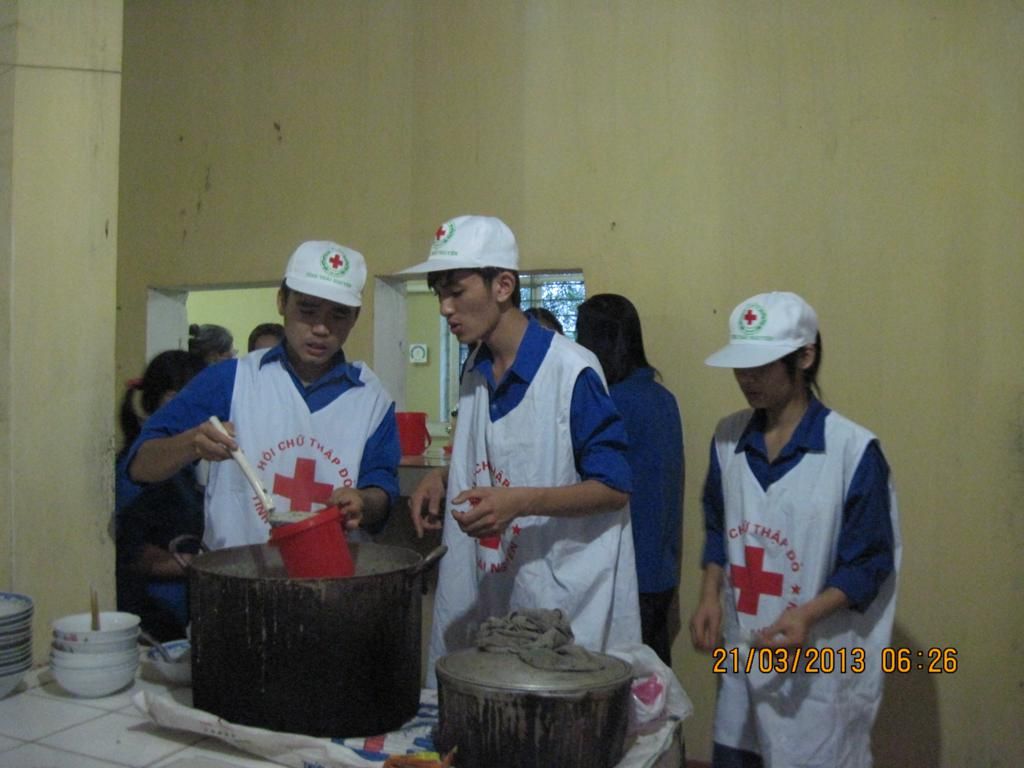 “Nồi cháo tình thương” hưởng ứng tháng thanh niên