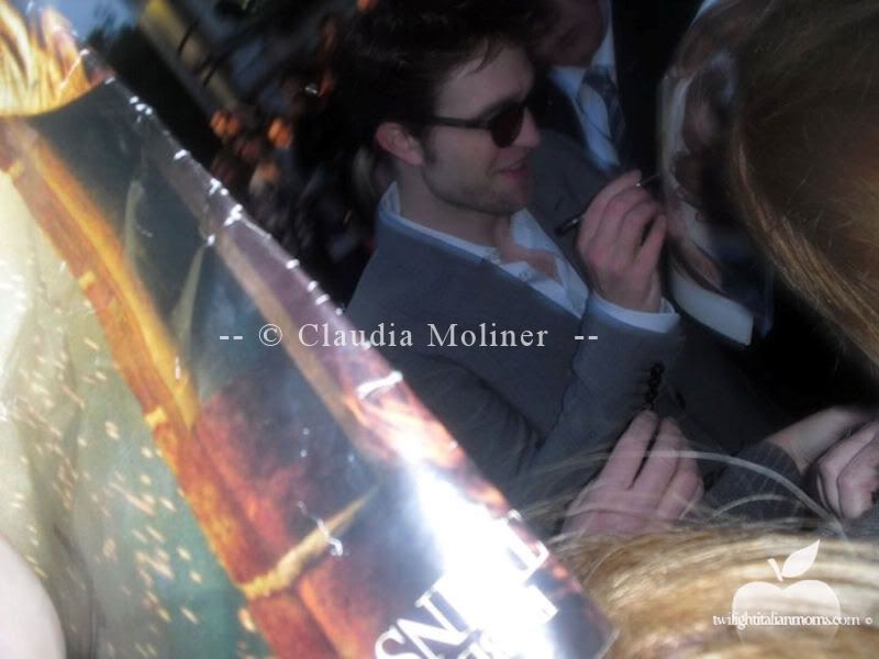 TwI MomS,Robert Pattinson,Premiere,Fans,Photo