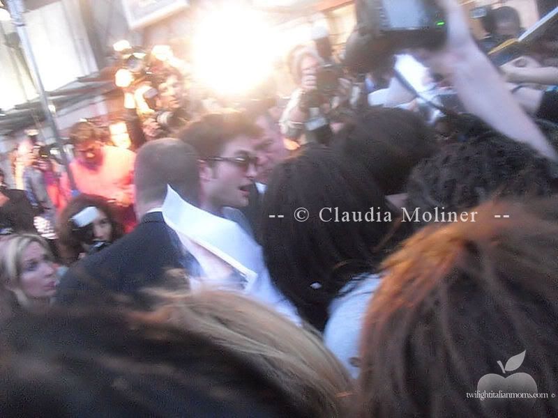 TwI MomS,Robert Pattinson,Premiere,Fans,Photo