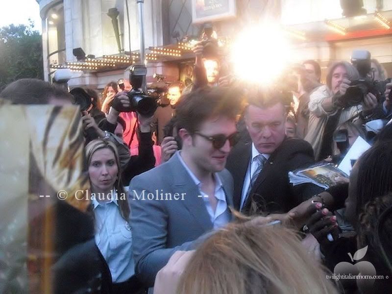 TwI MomS,Robert Pattinson,Premiere,Fans,Photo